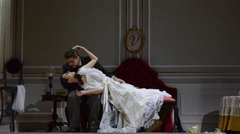 La Traviata: Where Soaring Melodies Embrace Heart-Wrenching Tragedy